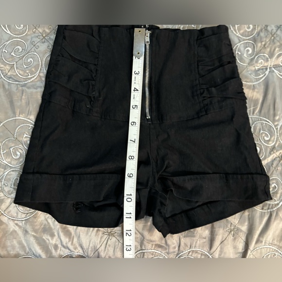Seductions zip up bootie shorts - Picture 4 of 4